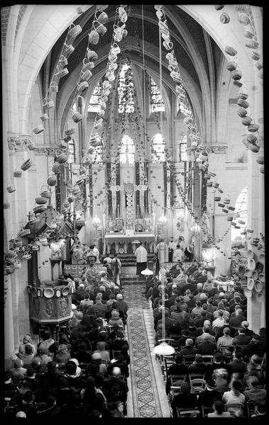 Intérieur : la nef décorée de paniers pour la fête de la vannerie