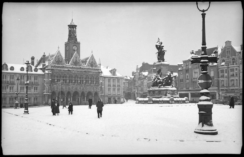 La place sous la neige : passants