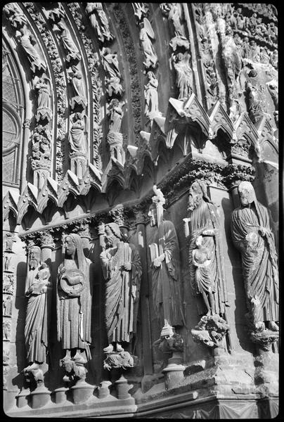 Façade ouest, portail sud : voussures et statues de l'ébrasement droit