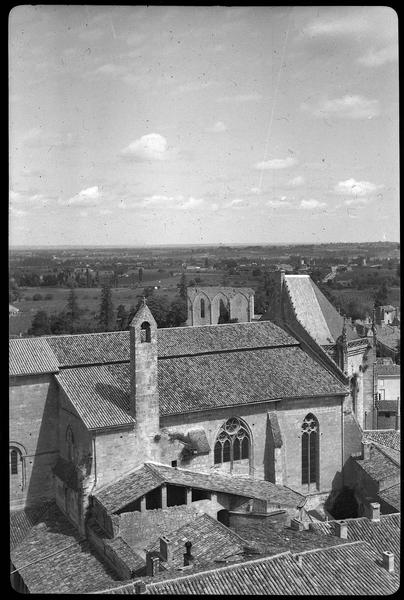 Vue sur les toits au sud-est ; en arrière plan les Grandes Murailles