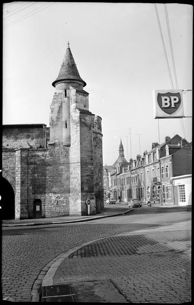 Vue d'une tour d'angle, enseigne BP