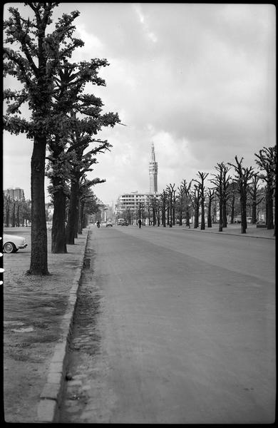 Perspective urbaine ; au loin le beffroi de l'hôtel de Ville