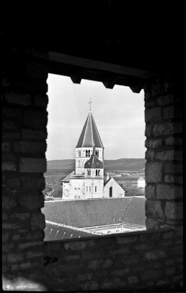 Clocher de l'eau bénite de l'église abbatiale vu depuis l'embrasure d'une fenêtre