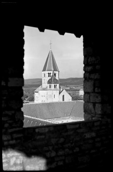 Clocher de l'eau bénite de l'église abbatiale vu depuis l'embrasure d'une fenêtre