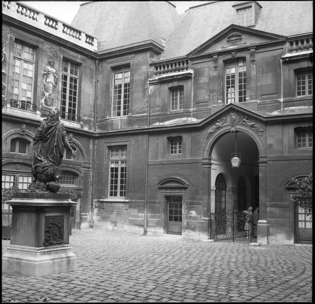 Vue sur la cour et une arcade