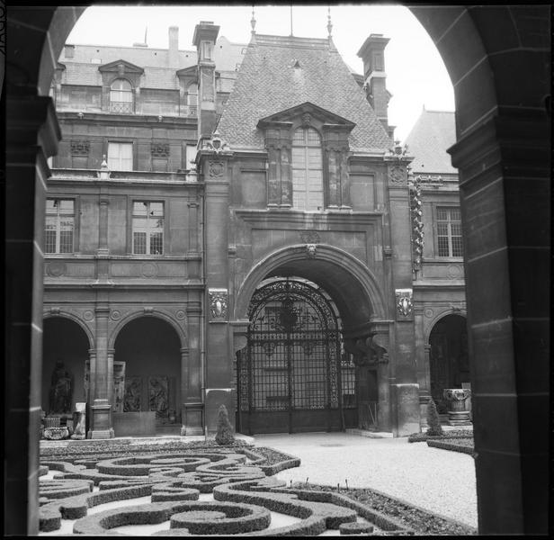 Façade sur cour et jardin