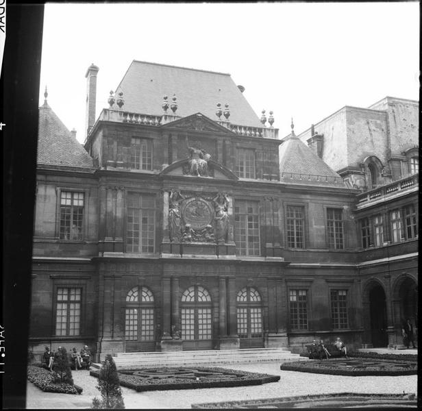 Façade sur cour et jardin