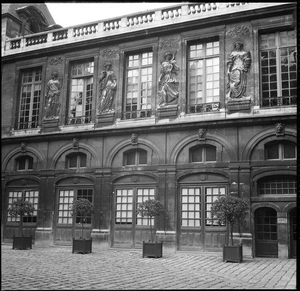 Façade sur cour Louis XIV