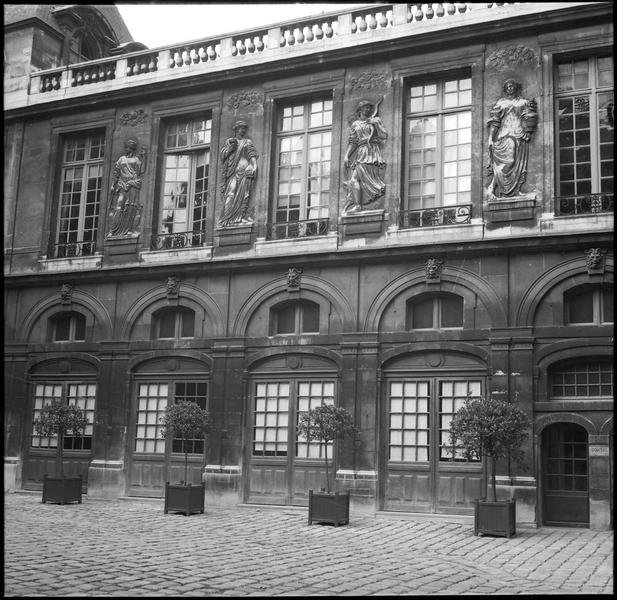 Façade sur cour Louis XIV