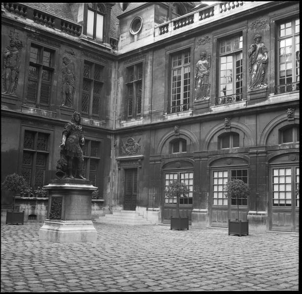 Cour Louis XIV