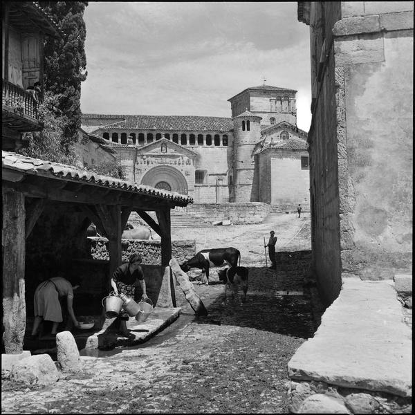 Femmes au lavoir, rinçant des ustensiles de traite