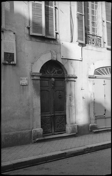 Porte d'entrée sur la rue ; ancien greffe de paix du canton sud