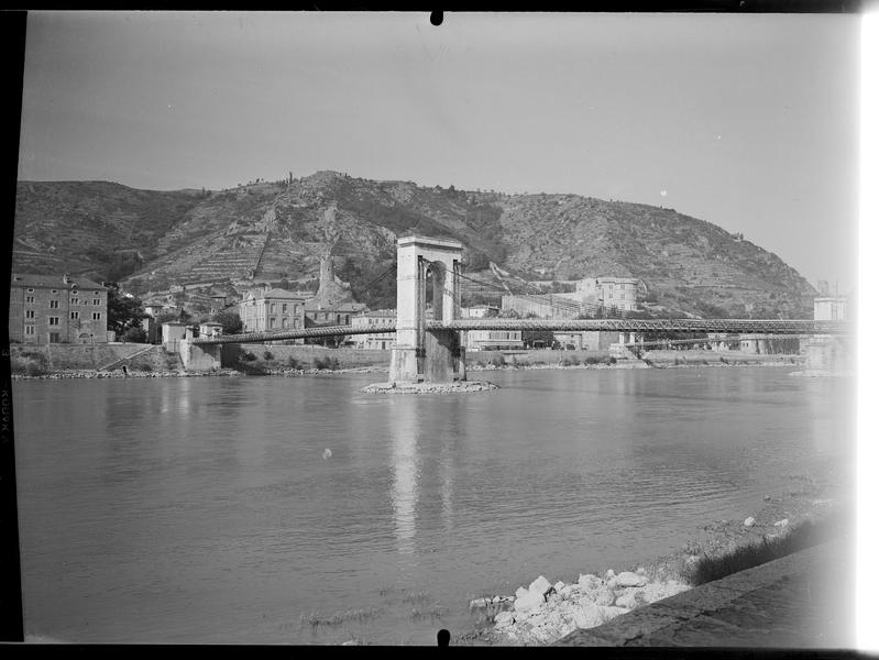 Vue d'ensemble du pont sur le fleuve