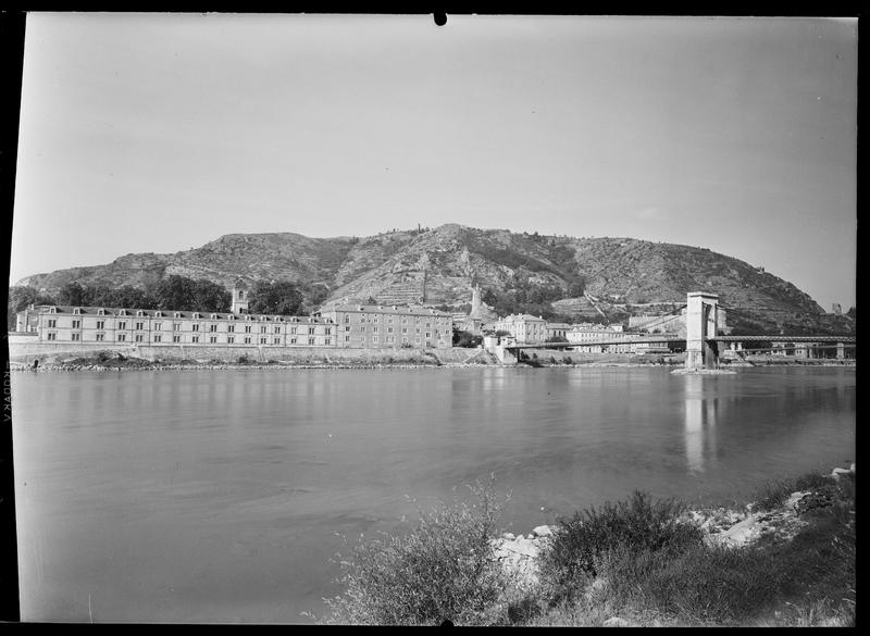 Vue d'ensemble du pont sur le fleuve