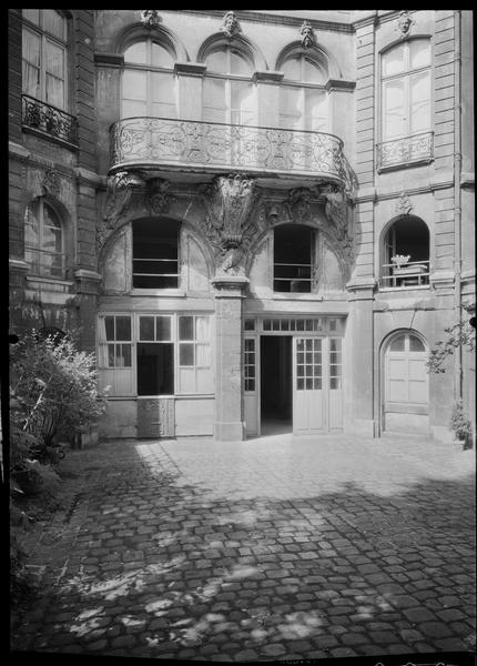 Sur la cour, balcon de la façade principale