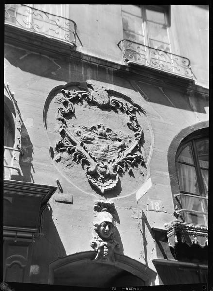 Détail de la façade avec enseigne en pierre sculptée de l'époque Louis XV