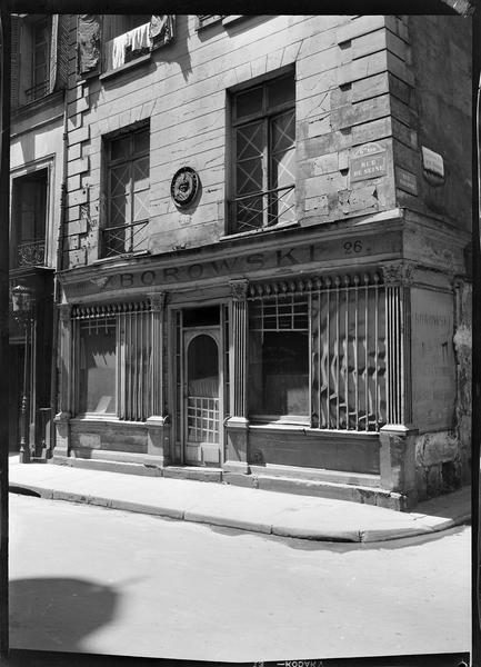 Façade avec enseigne 'à la tête de mort' au dessus de la vitrine du magasin Borowski