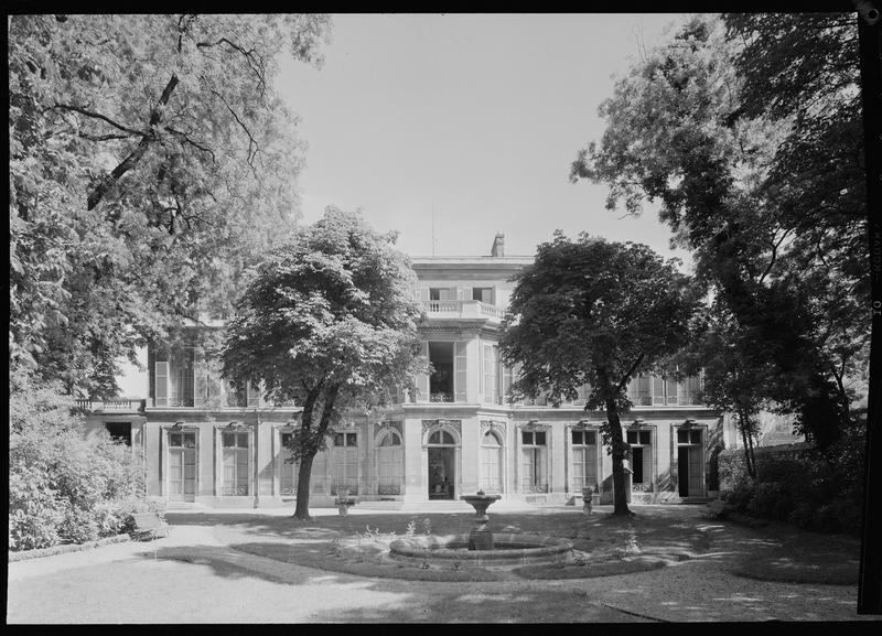 Façade sur jardin, arbres et bassin