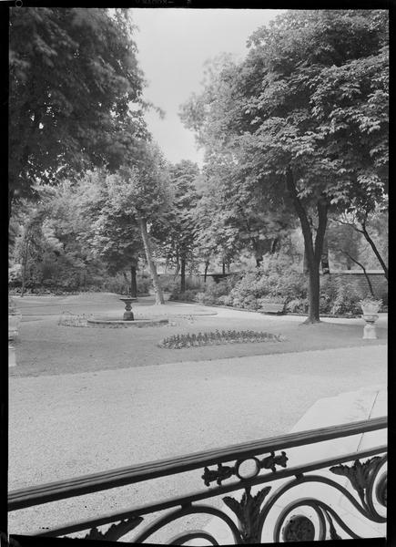 Vue sur le jardin depuis une fenêtre du rez-de-chaussée