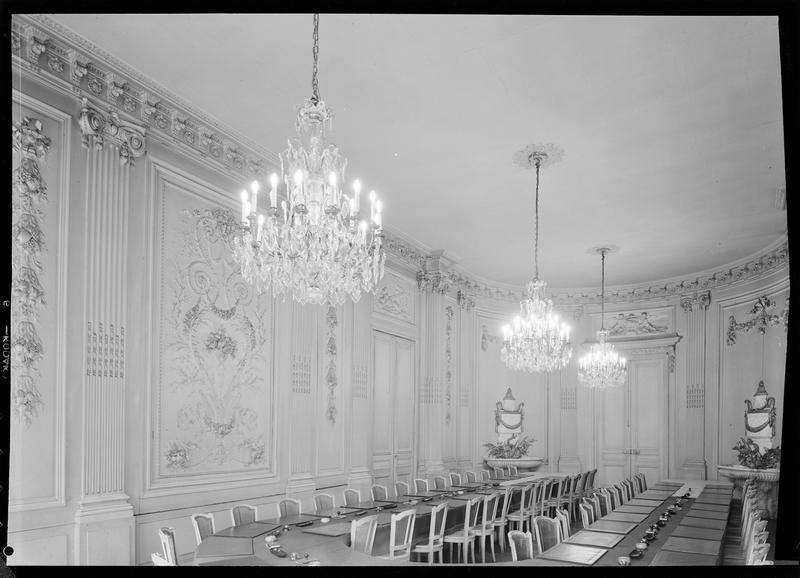 Intérieur : salle de réunion, lustres, boiseries