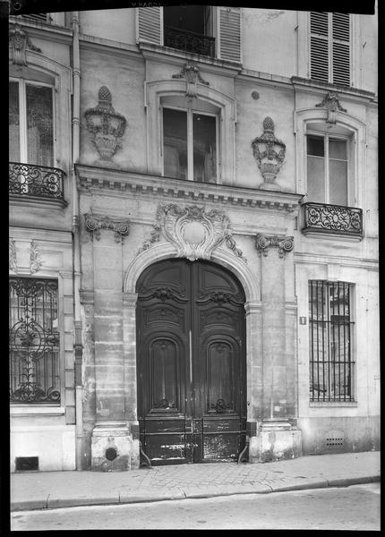 Façade et portail sur rue