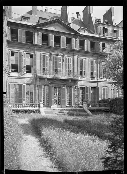 Vue d'ensemble de la façade sur jardin