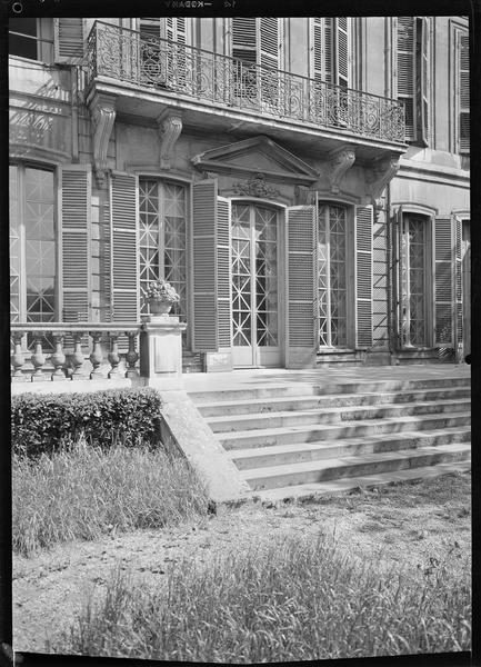 Escaliers descendant au jardin