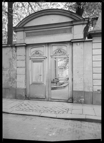 Portail sur rue avec porte piétonne ouverte sur cour