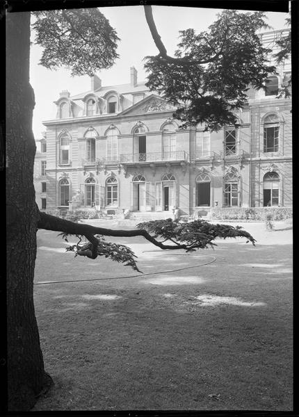 Vue d'ensemble de la façade sur jardin