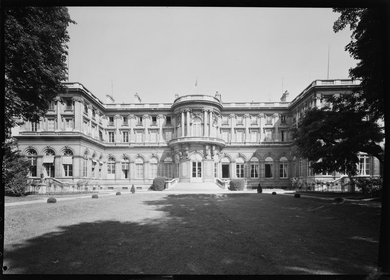 Vue d'ensemble de la façade et de la rotonde côté jardin
