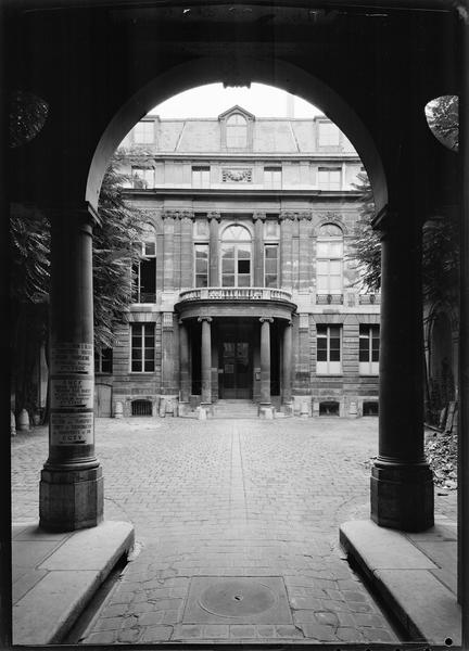 Façade sur cour cadré par le porche