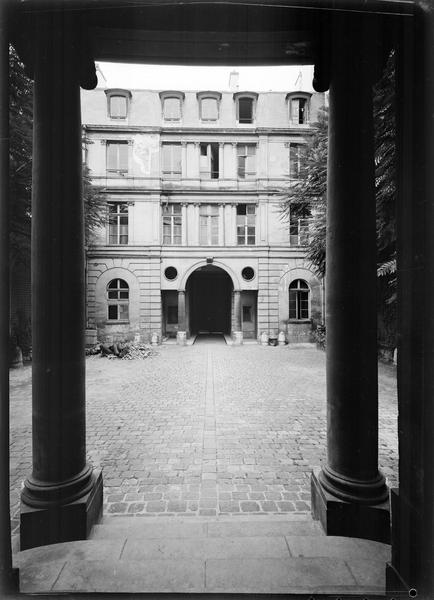 Vue du portail d'entrée et de la cour depuis la colonnade du perron