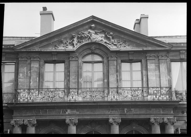 Balcon du premier étage et fronton de la façade sur jardin