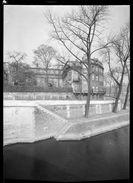 Façade sur le quai d'Anjou