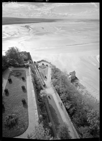 Jardin et promenade surplombant la baie