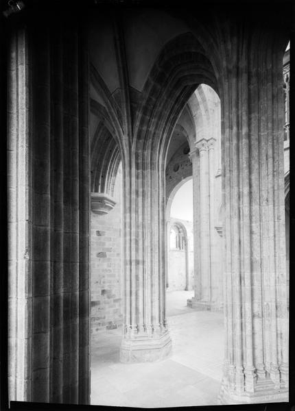 Intérieur de l'église abbatiale : déambulatoire sud et choeur vers le croisillon nord