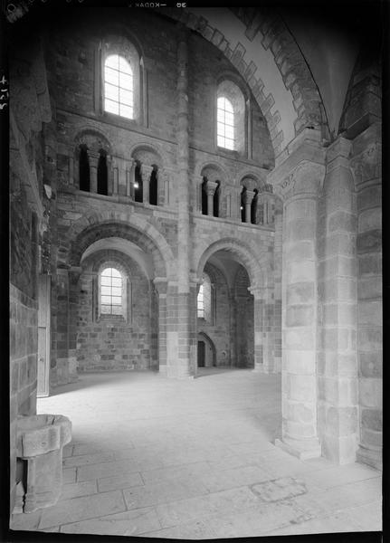 Intérieur de l'église abbatiale, nef, deux travées ouest, élévation nord