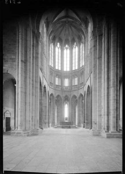 Intérieur de l'église abbatiale : vers le choeur