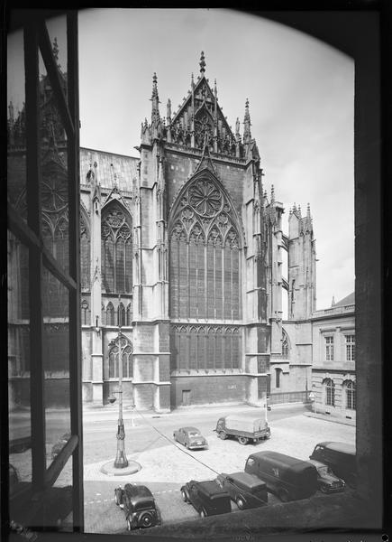 Façade latérale du choeur et ses vitraux