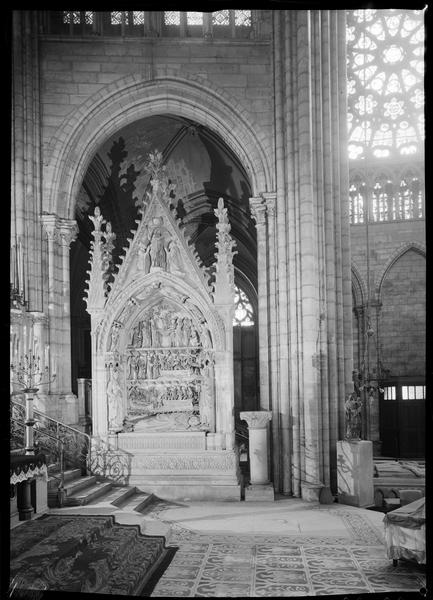 Vue d'ensemble de la face principale du tombeau du roi Dagobert Ier