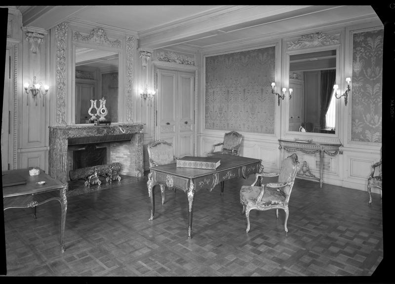 Intérieur meublé : bureau, salle Auguste Walbaum