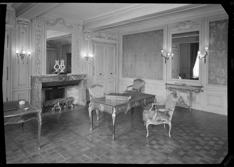 Intérieur meublé : bureau, salle Auguste Walbaum