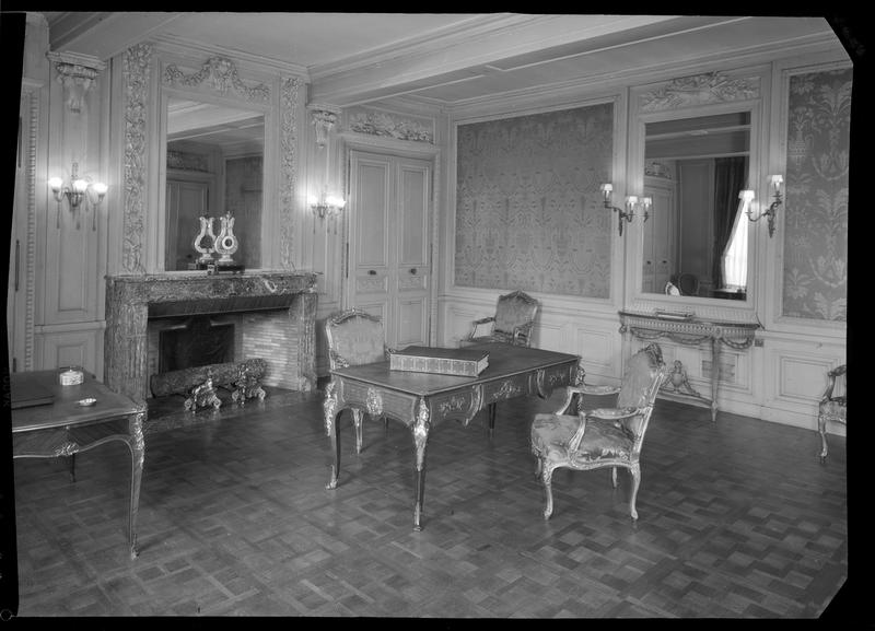 Intérieur meublé : bureau, salle Auguste Walbaum