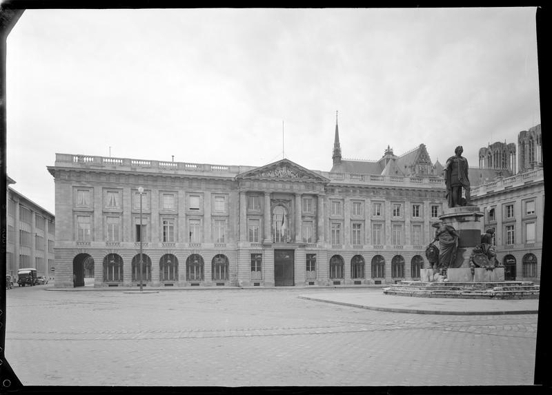 Vue d'ensemble de la façade de l'Hôtel de la sous-préfecture donnant sur  la place