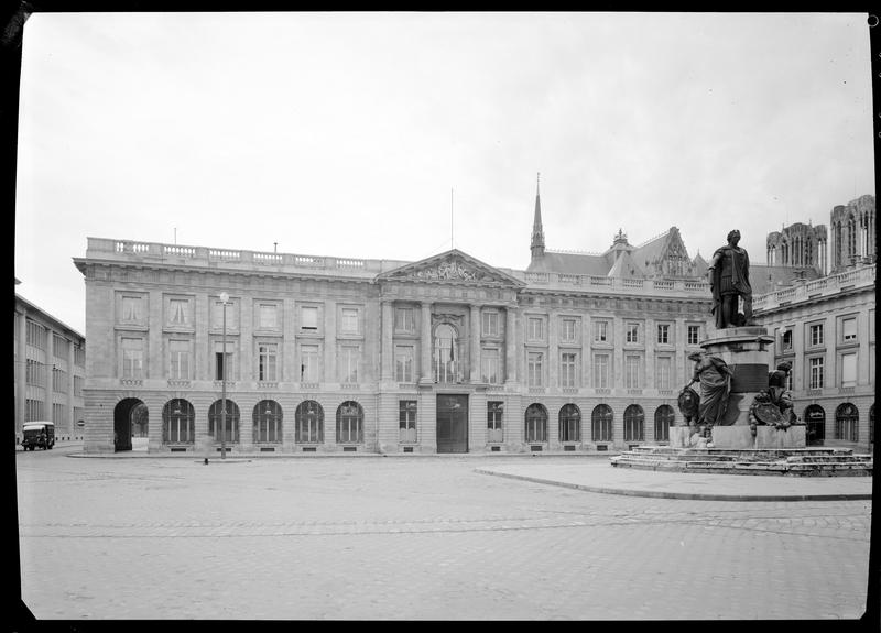 Vue d'ensemble de la façade de l'Hôtel de la sous-préfecture donnant sur  la place