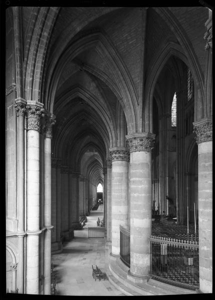 Intérieur: vue d'ensemble d'une galerie latérale