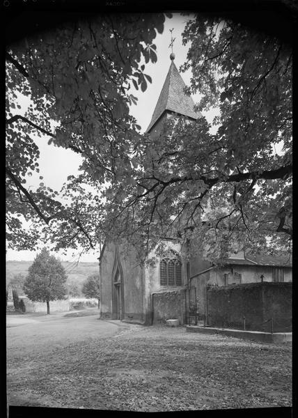 Entrée du cimetière et environnement de l'église