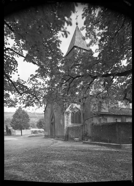 Entrée du cimetière et environnement de l'église