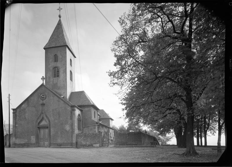 Vue d'ensemble de l'église et entrée du cimetière sur le côté