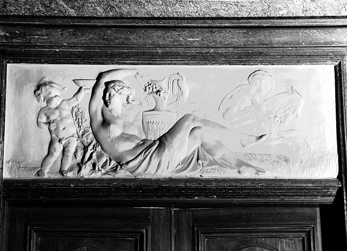 Grand escalier, bas-relief au-dessus d'une porte (palier du 1e étage) : L'Automne